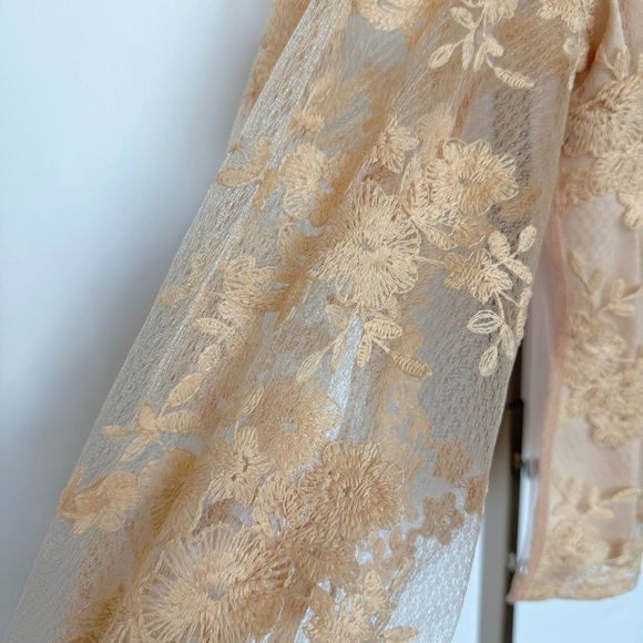 Peach Couture Women's Beige Sheer Floral Embroidered Blouse Size M Cropped - Picture 5 of 11